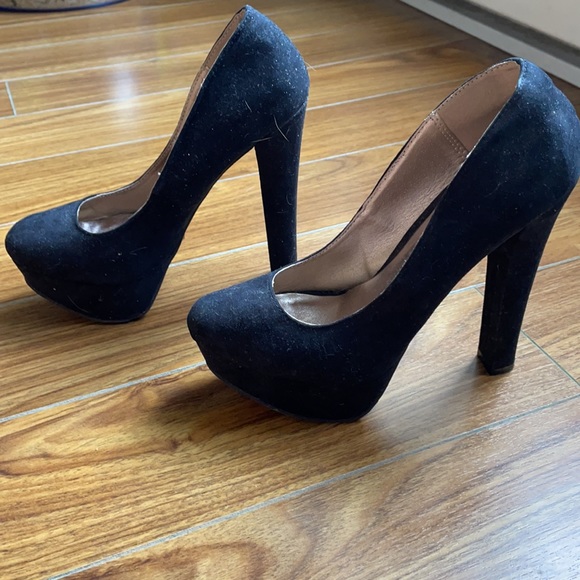 Black heels - Picture 3 of 4